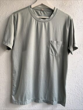 Vuori Men's Crew Neck Pocket T-Shirt in Sage Green